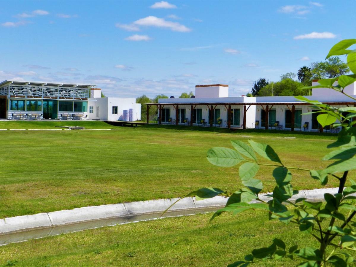 Hotel Los Lirios Río Verde Екстериор снимка